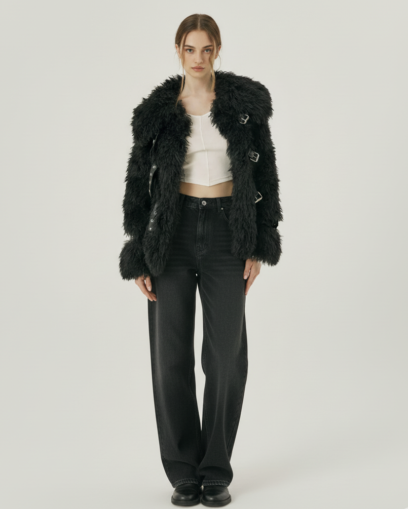 Ella | Korte Zwarte Faux Fur Jas met Gespsluiting